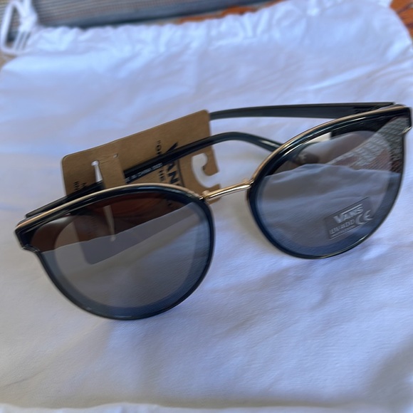 Vans Summer Holiday UV Protect Shades Sunglasses
NWT - Picture 14 of 16